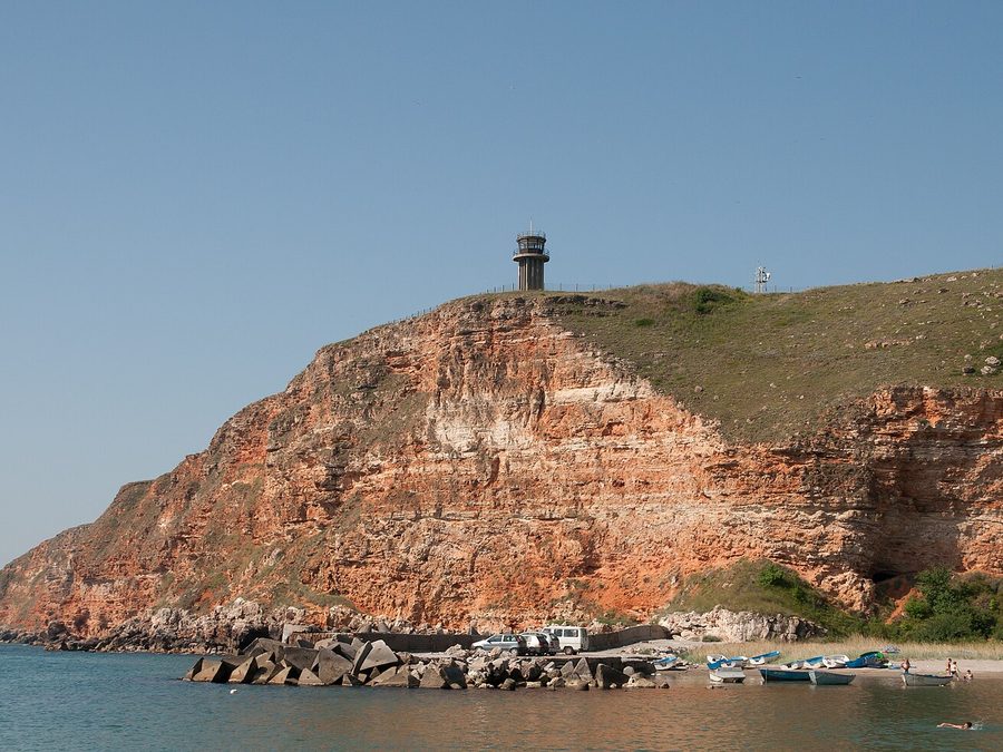 Червените скали на нос Калиакра, врязани в морето